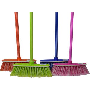 Metla pre domácnosť EXKLUZÍV s násadou mix farieb