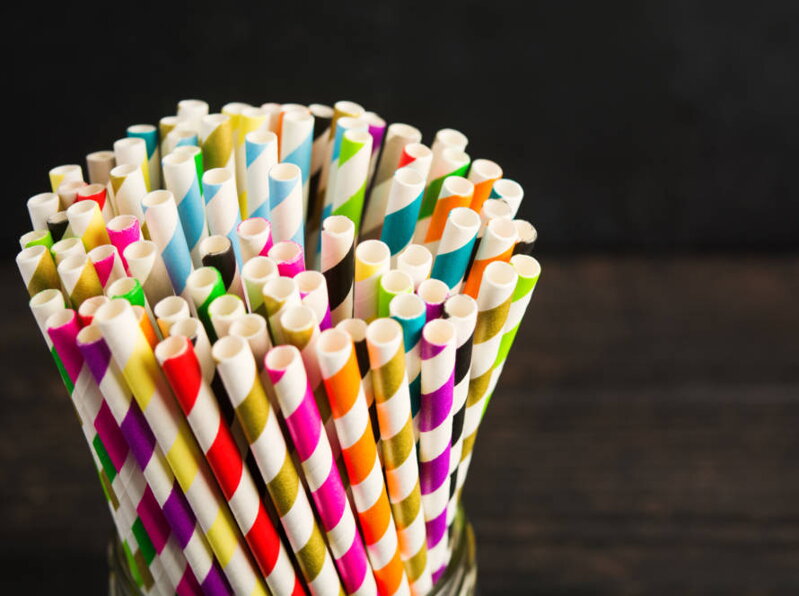 Slamky pap. 8mm/230mm farebné 100ks/bal  3vr. 24/PK